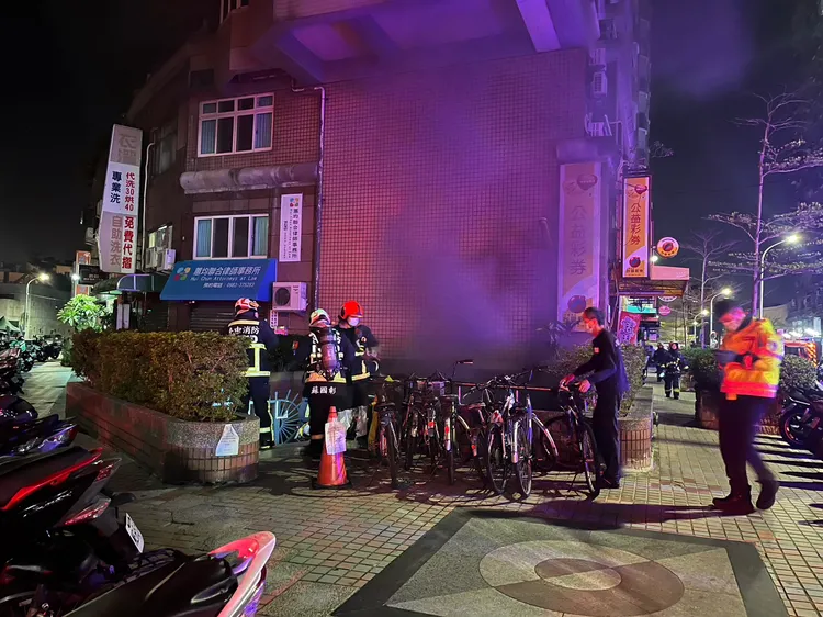 濃煙從地下停車場竄出。民眾提供