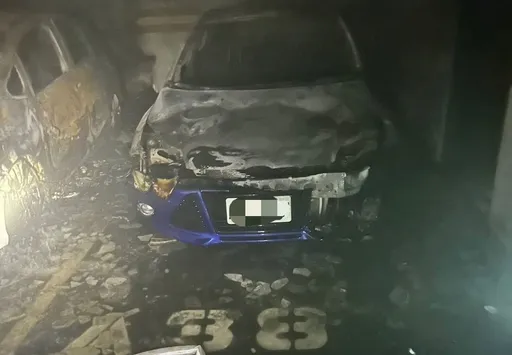 台中大樓停車場火災燒毀2車　24歲女送醫！疑車內點火釀災