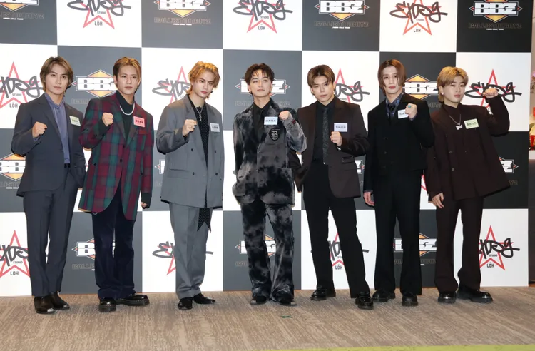 砂田將宏（左起）、 深堀未來、海沼流星、日高龍太、加納嘉將、松井利樹、奧田力也比出加油手勢。莊宗達攝