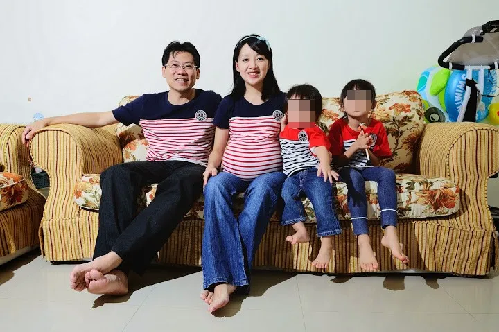 王婉諭想到小燈泡(右二)，淚水止不住。王婉諭提供