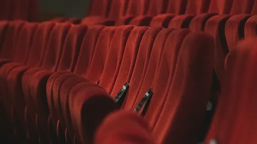 證券人妻爆電影院嘿咻主管 夫氣炸:還call我滿足小王淫人妻慾望