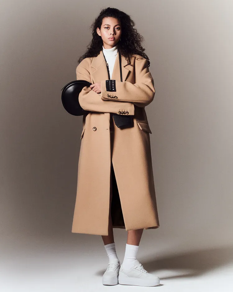 鞋款利用「大H」圖案與厚底設計向80年代致敬。品牌提供