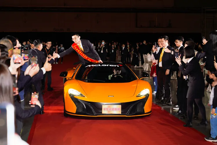 永慶房屋2023年度業績冠軍吳政陽，八年內第七度摘下業績冠軍，不只2023年收突破8位數，累積獲得的「幸福成家基金」也已超過2千萬。永慶房產集團提供