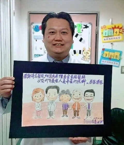 陳志金開心秀出畫作。翻攝自陳志金臉書