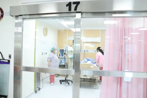 加護病房有「偷拍郎」!背後原因超暖 ICU醫師:感到羞愧