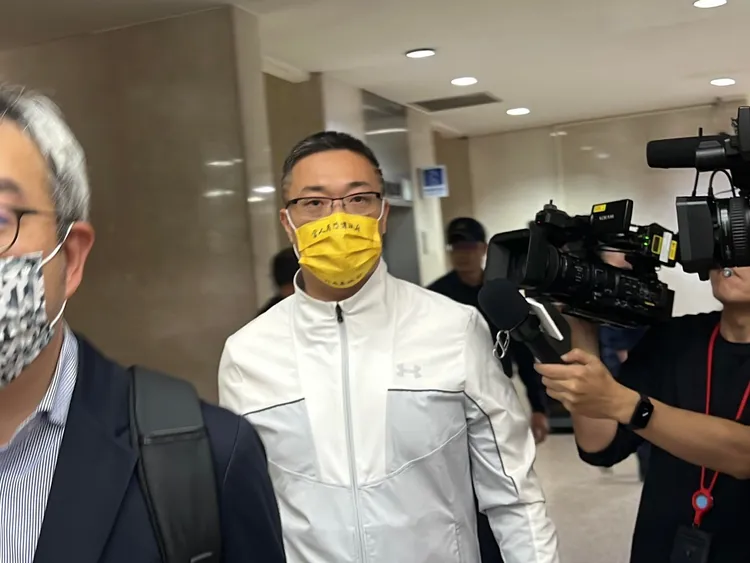 開庭後，朱學恒不發一語離去。陳彩玲攝