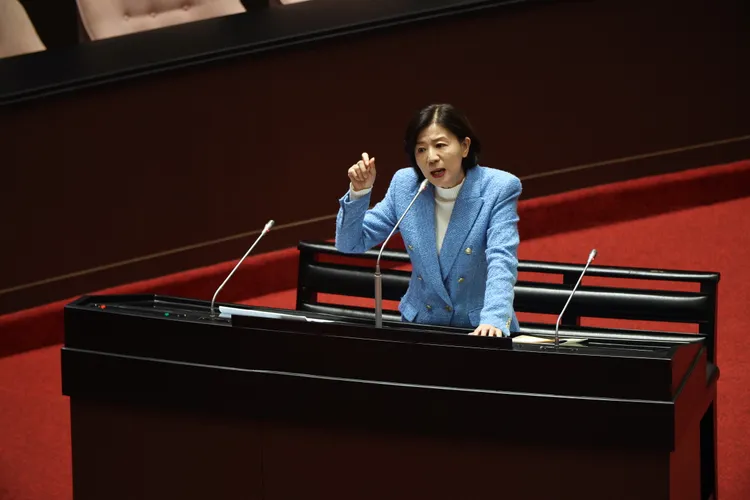 藍委王育敏狂轟陳建仁。彭欣偉攝