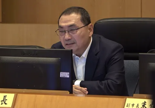 深坑大火惡臭漫雙北！市民湧臉書抱怨　侯友宜市政會議後直奔現場視察