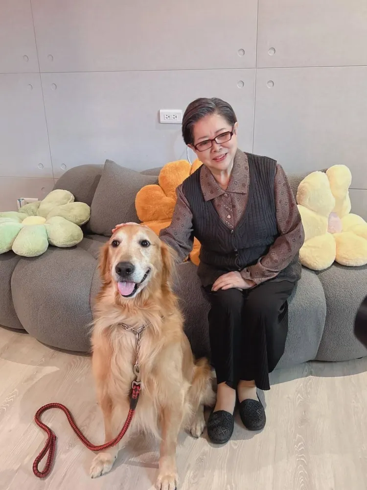 陳淑芳（右）和毛小孩合作拍攝短片《你回來了》。翰森娛樂提供