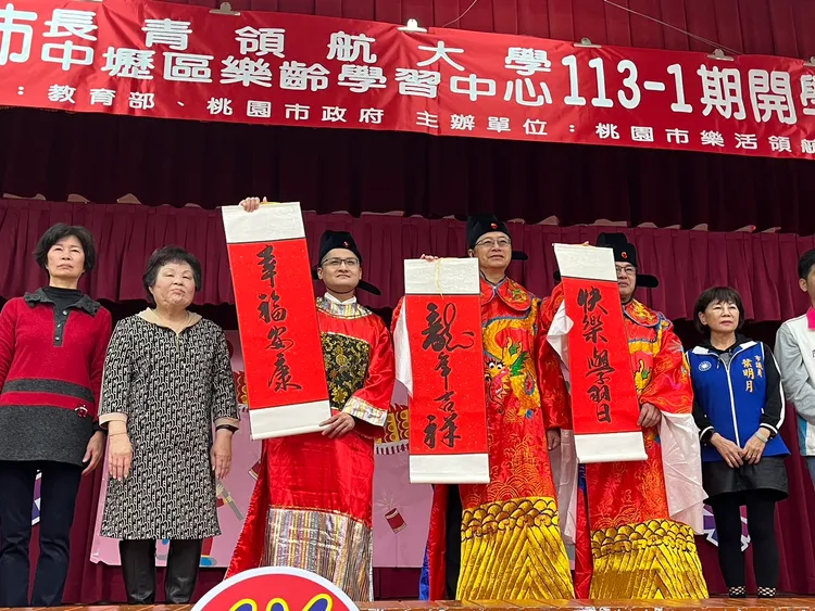 張善政市長勉長者們快樂學習。教育局提供