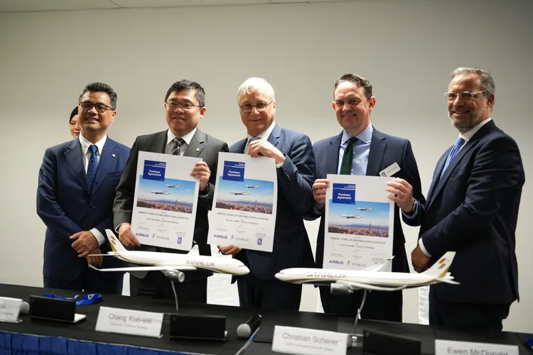 由左至右：星宇航空執行長翟健華、星宇航空董事長張國煒、Airbus商用飛機部門總經理Chris。業者提供