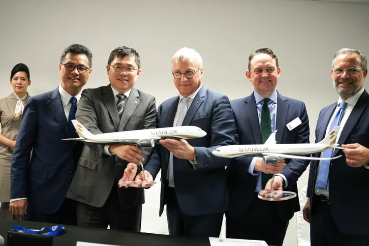 由左至右：星宇航空執行長翟健華、星宇航空董事長張國煒、Airbus商用飛機部門總經理Chris。業者提供