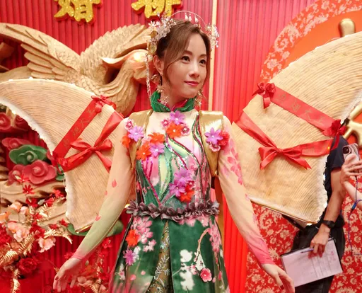 鄧麗欣《飯戲攻心2》造型超傻眼 新娘裝扮巨型魚翅穿上身