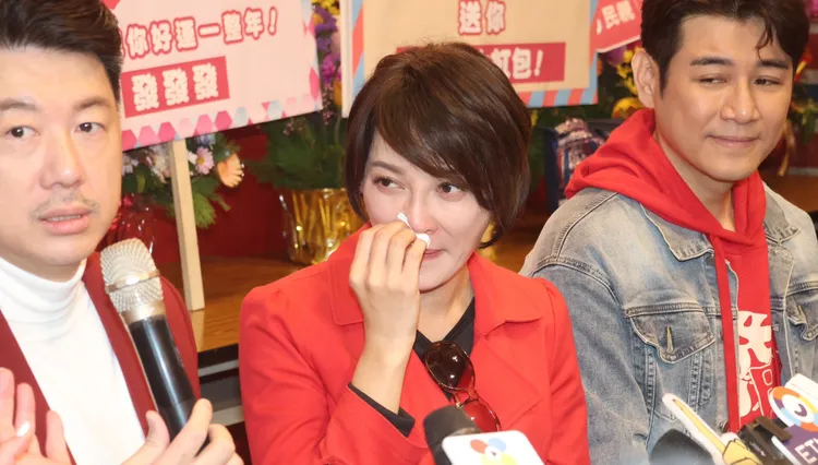 李沛綾（中）落下眼淚：「這是我恢復單身的第1個農曆新年。」彭欣偉攝
