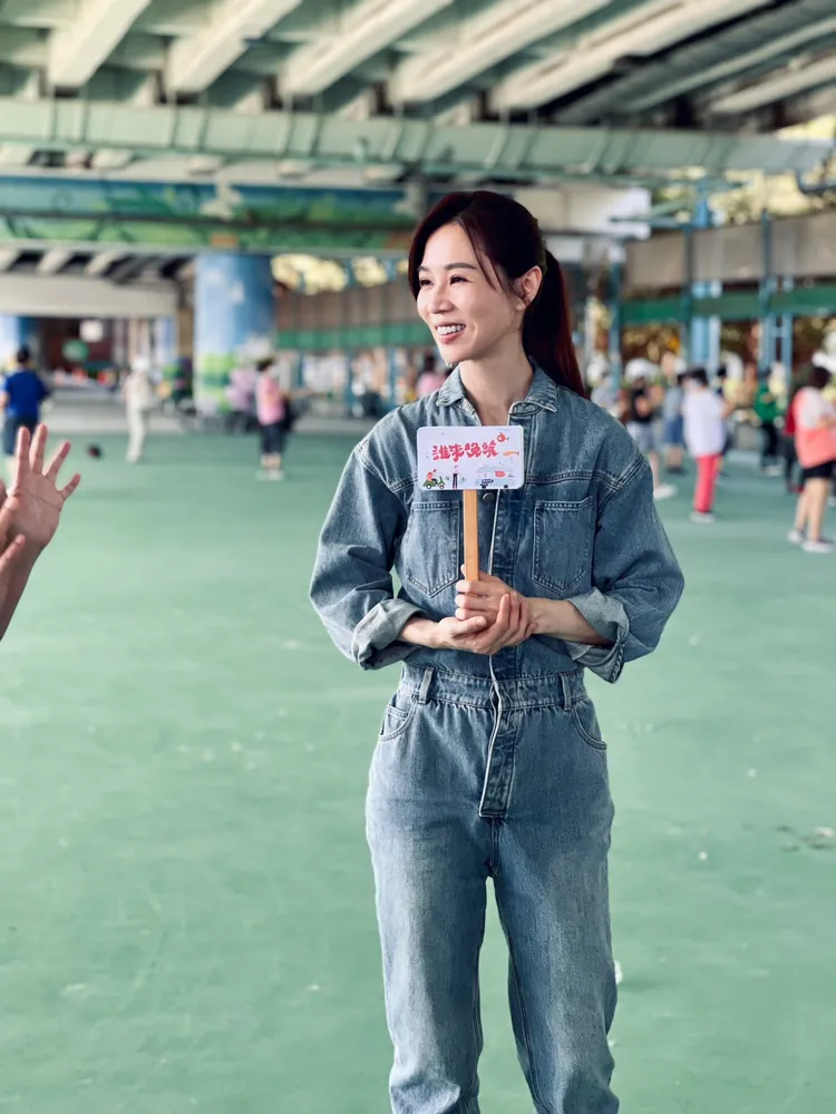 謝盈萱親自上街找尋願意受訪的家庭。公視提供