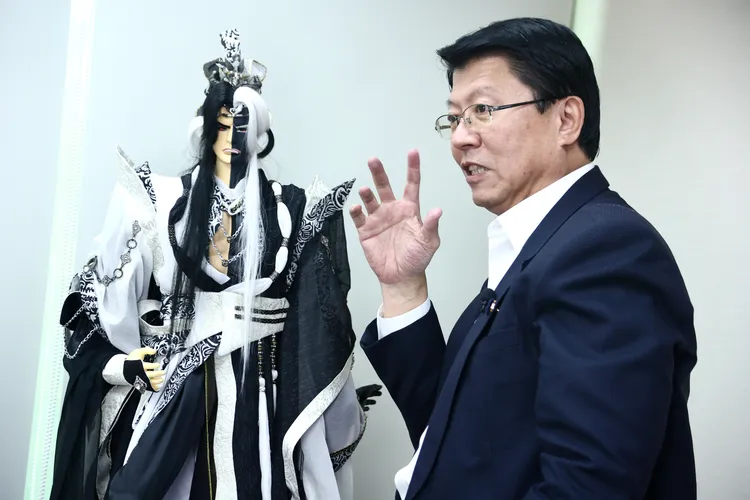 謝龍介自比霹靂布袋戲角色黑白郎君(左)。彭欣偉攝