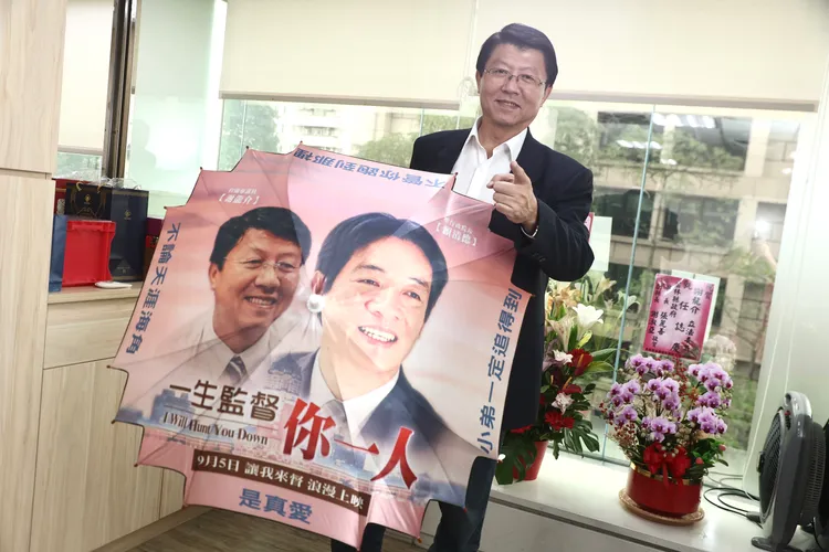 謝龍介受訪不忘秀出這把「監督傘」。彭欣偉攝