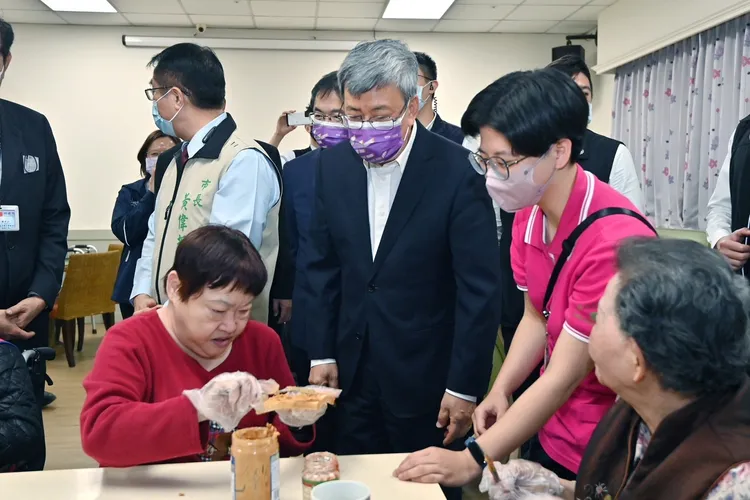 陳建仁到悠然山莊安養中心關心長者生活。政院提供