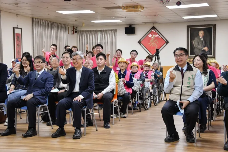 陳建仁及政院祕書長李孟諺及發言人林子倫、台南市長黃偉哲等人一同參訪。政院提供