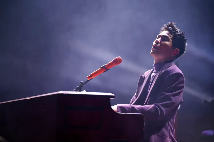 蕭敬騰深情彈唱。喜鵲娛樂提供