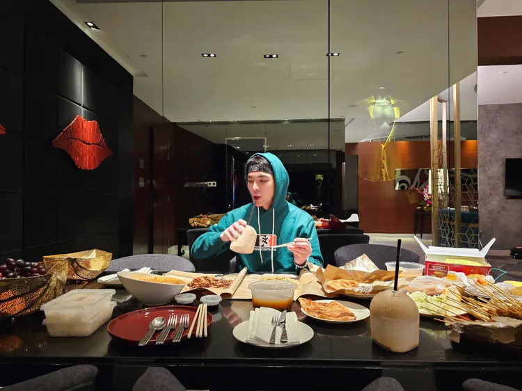 蕭敬騰被新加坡美食征服。喜鵲娛樂提供