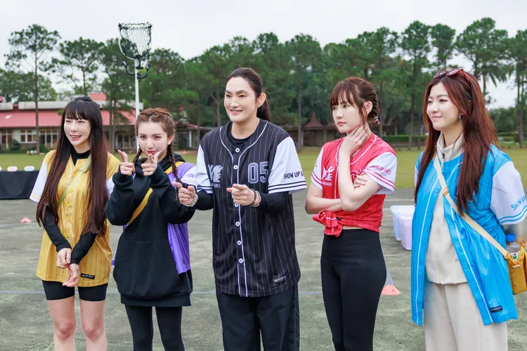 黃隊隊長梓梓（左起）、紫隊隊長Dora、召集人錢薇娟、紅隊隊長吳心緹、蘭隊隊長關詩敏等關心賽事。好看娛樂提供