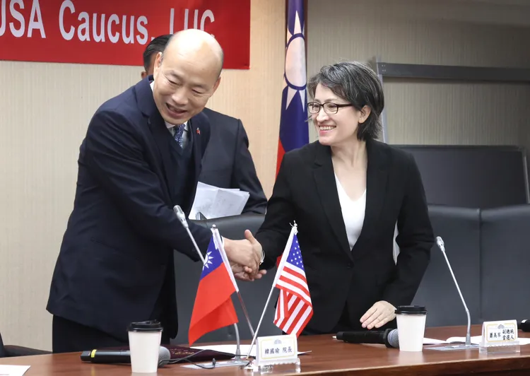 韓國瑜歡迎蕭美琴回娘家。彭欣偉攝