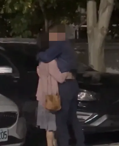 女子大膽將手伸進處長級人夫衣服內撫摸。翻攝自論壇Dcard