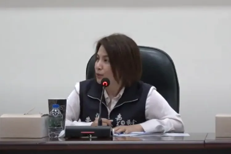 民進黨議員黃露慧擔任會議主席。取自市議會錄影畫面