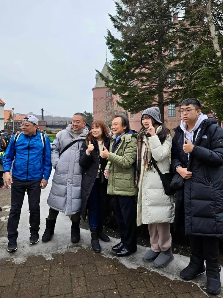 王世堅在日本遇到不少熱情民眾要求合影。翻攝王世堅臉書