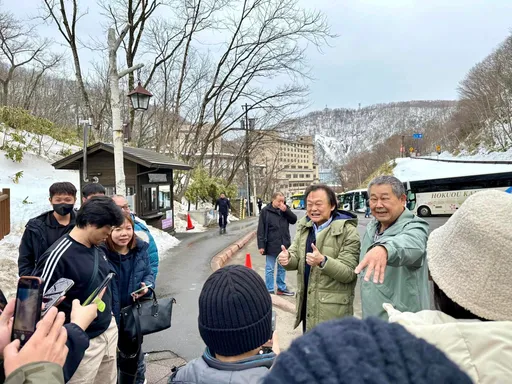 王世堅兌現支票!這回不跳海剃頭 赴北海道意外變人形立牌