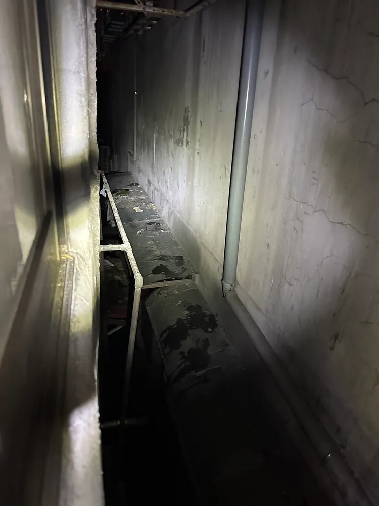 柳男在公寓樓頂逃跑時留下的腳印。翻攝畫面