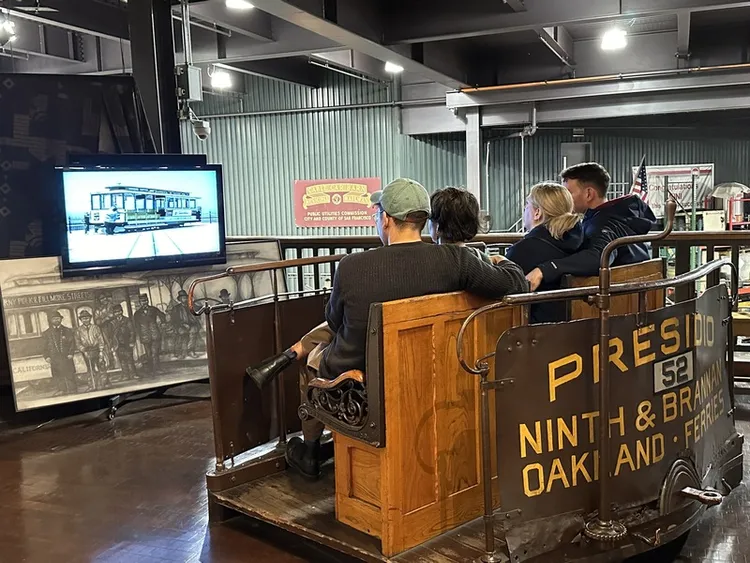 舊金山博物館播放纜車從古至今演變的軌跡，15分鐘長的影片將纜車當初興建目的及其後來的多變命運，深入淺出完整介紹，吸引遊客駐足。中央社