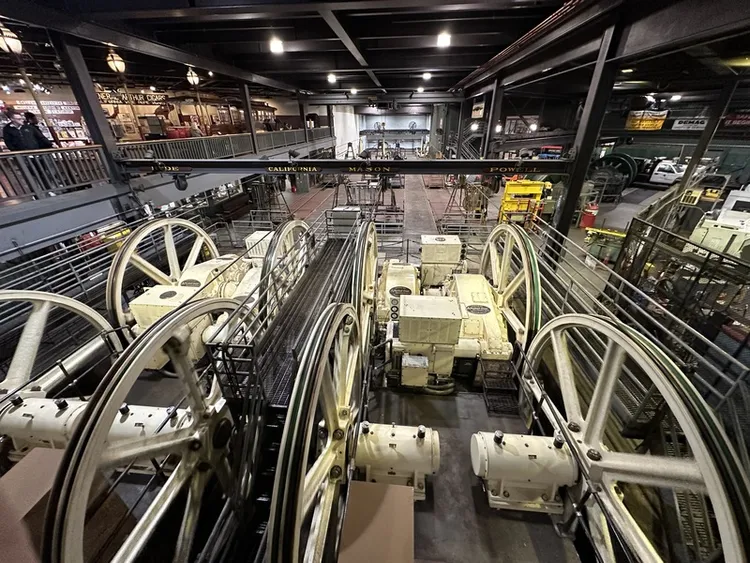 座落於諾布山的舊金山纜車博物館內，巨型輪圈滾動纜繩發出的聲響，彷彿將人捲入時光隧道，讓外界一窺手動操作纜車的奧妙。中央社