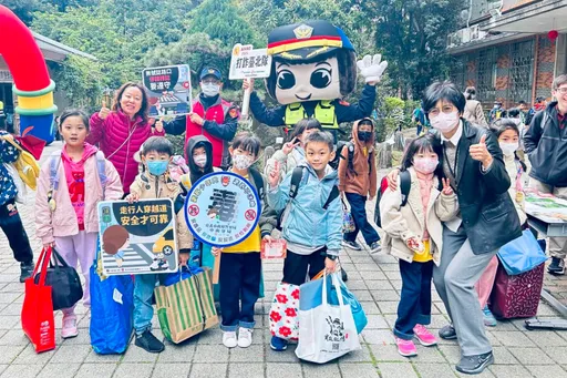 開學日!北市警清晨學校上工維安 Q版大頭娃吸孩童爭相合照