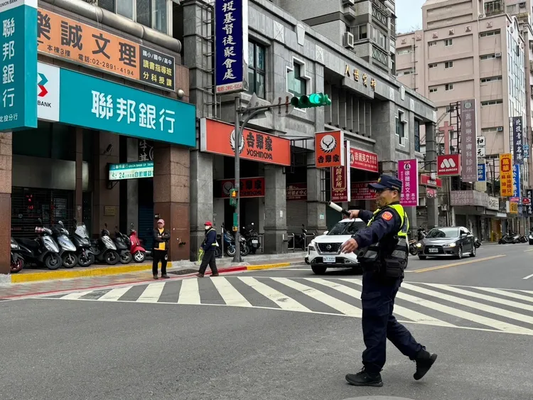 警方針對校園周遭交通進行維安。翻攝畫面