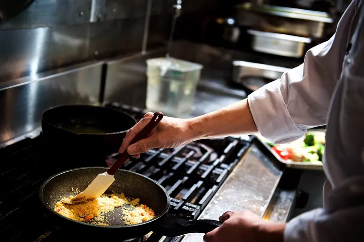 在北非「庫司庫司」有幸福與豐收的象徵，凡3月8日及3月14日當日用餐，可再獲餐廳特製「甜蜜馬卡龍」。神旺商務酒店提供
