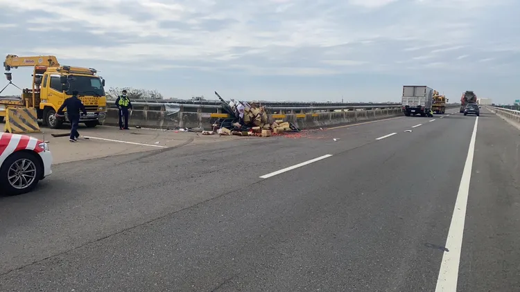 大貨車與小貨車發生碰撞，導致小貨車失控撞向中央之迴轉道護欄。翻攝畫面