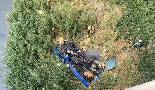 台76線小貨車墜落高架橋 父子檔彰化批水果遇死劫雙雙不治