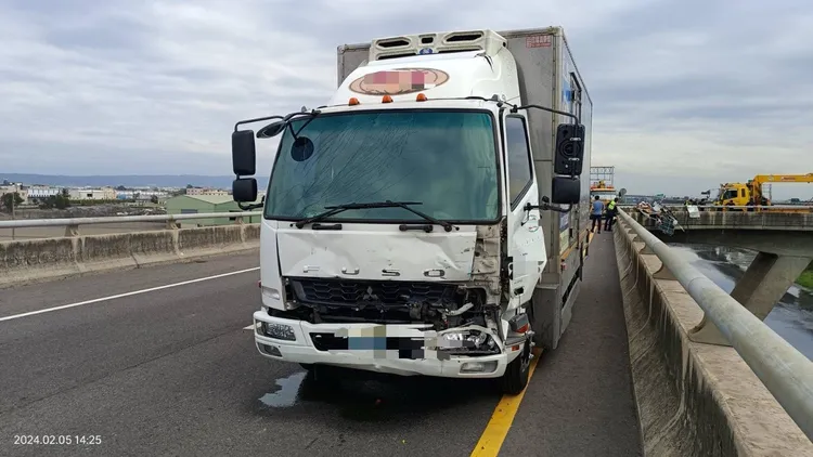 大貨車與小貨車發生碰撞，導致小貨車失控撞向中央之迴轉道護欄。翻攝畫面