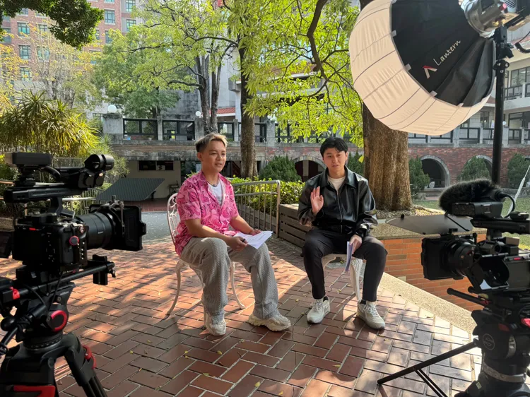 曾瑋中與23歲來自的北海道日籍留學生拍片。時代創藝提供