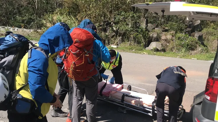 直升機將患者載運下山送醫。南投縣消防局提供