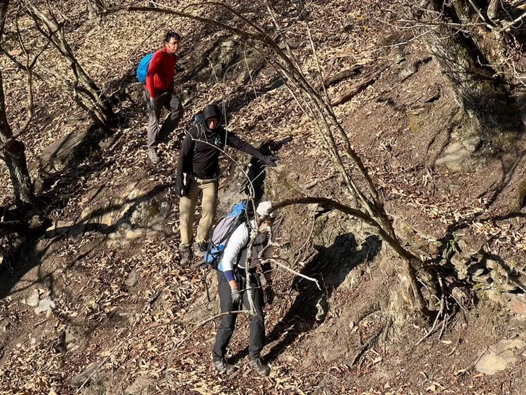 搜救人員上山搜尋。南投縣消防局提供