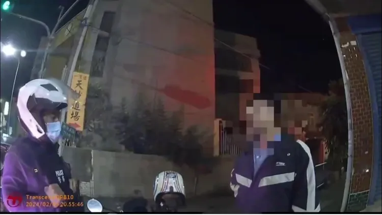 騎士(右)反覆跳針想要大號。讀者提供