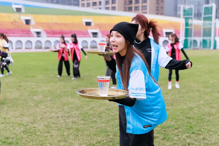 林襄不時注意手中的托盤與水杯。好看娛樂提供