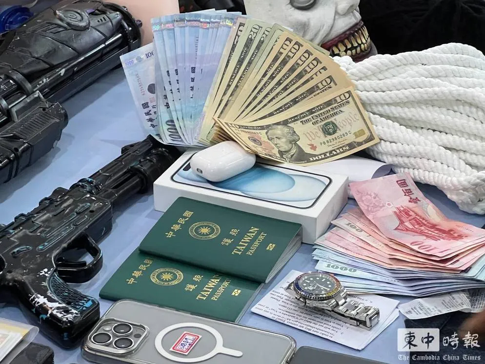 柬國警方公布證物,圖為從晚安小雞與阿鬧行李搜出的證物。圖片經《柬中時報》授權