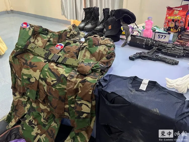 柬國警方公布證物，圖為從晚安小雞與阿鬧行李搜出的證物。圖片經《柬中時報》授權