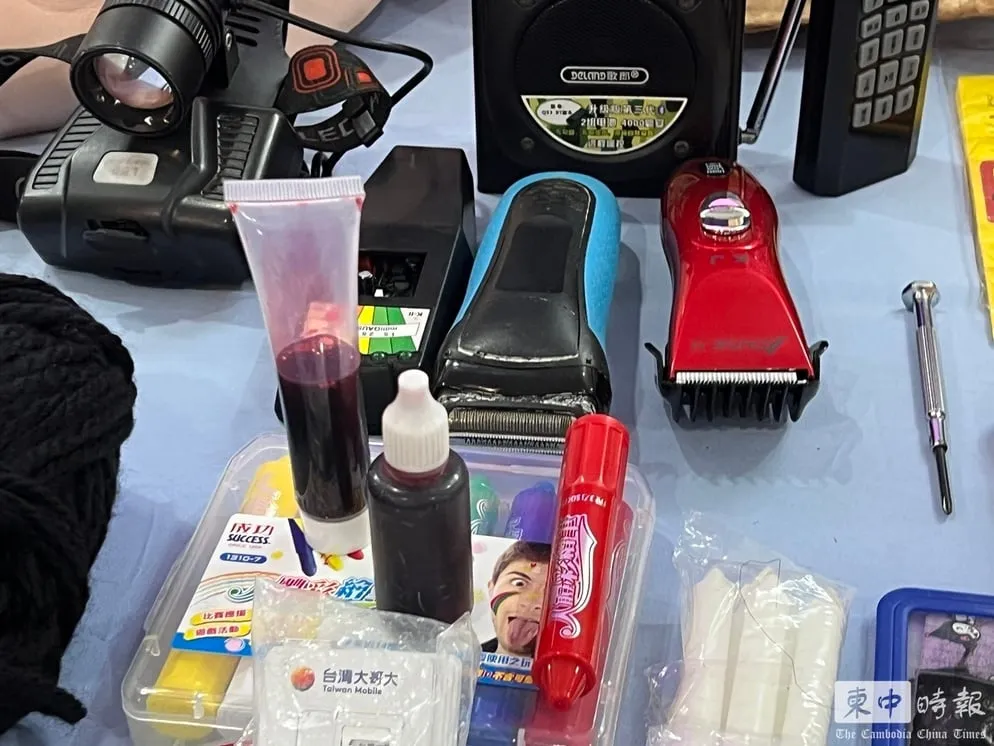 柬國警方公布證物,圖為從晚安小雞與阿鬧行李搜出的證物。圖片經《柬中時報》授權