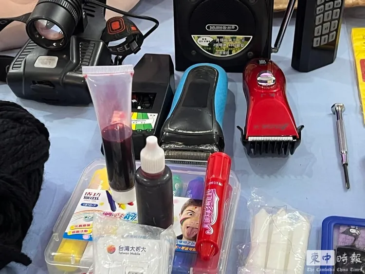 柬國警方公布證物，圖為從晚安小雞與阿鬧行李搜出的證物。圖片經《柬中時報》授權