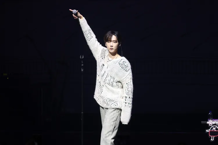 FTISLAND師弟團主唱金京俊一登場不小心摔掉麥克風。彭欣偉攝